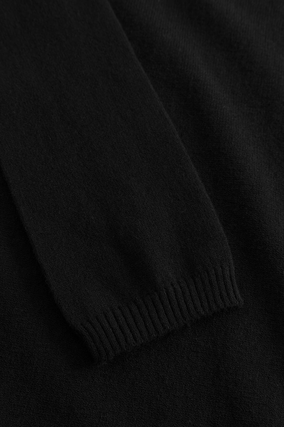 Dove off-shoulder Top - Black